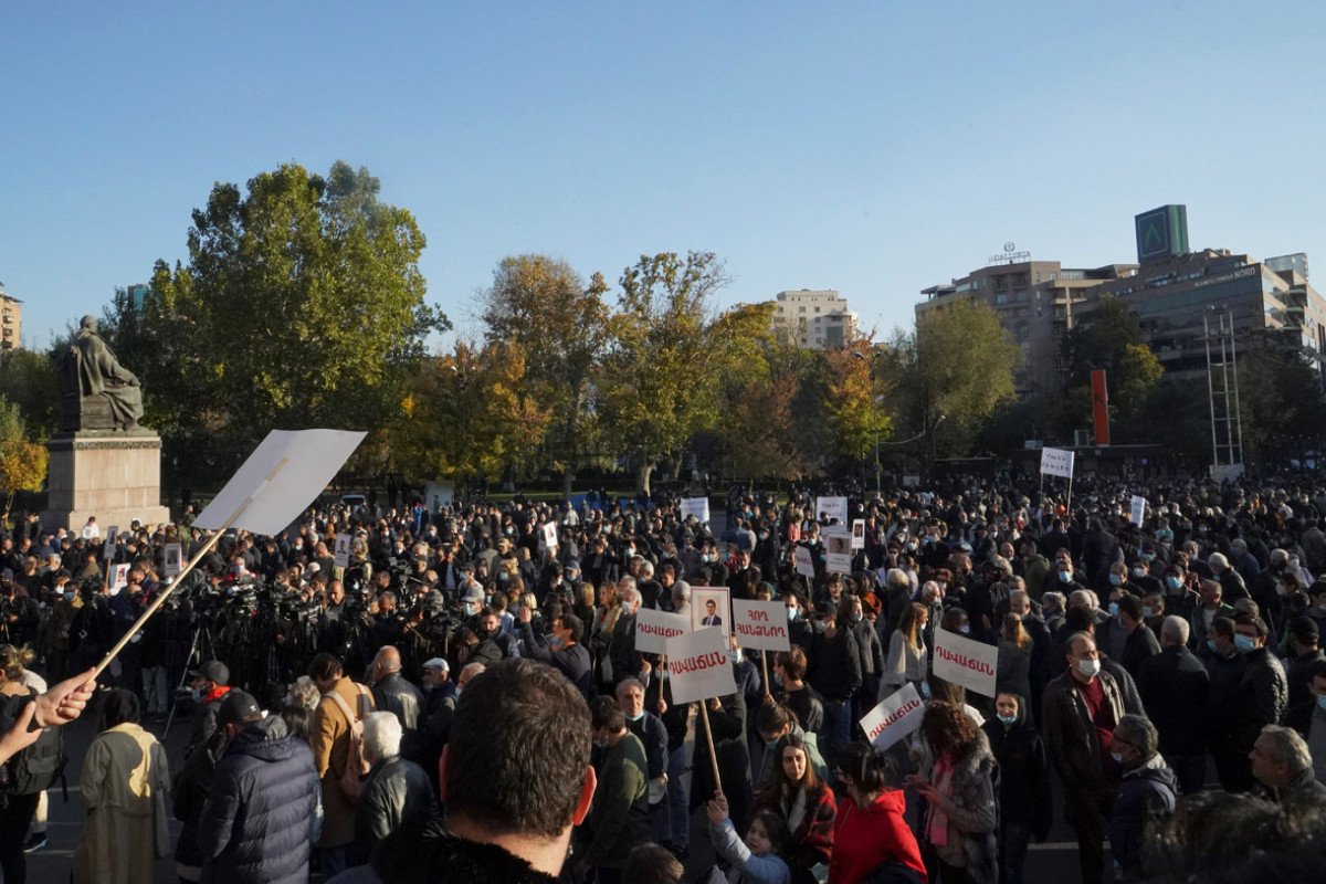 Последний новости еревана армения видео. Протесты в Ереване. Протесты в Армении за Пашиняна. Митинги в Ереване Ванецян. Митинги в Ереване 22 ноября 2022.