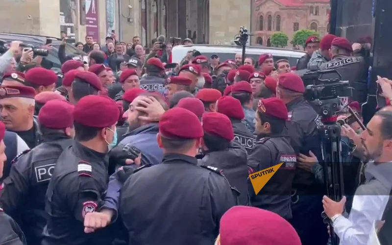 İrəvanda etiraz aksiyaları: 38 nəfər polis bölmələrinə aparılıb
